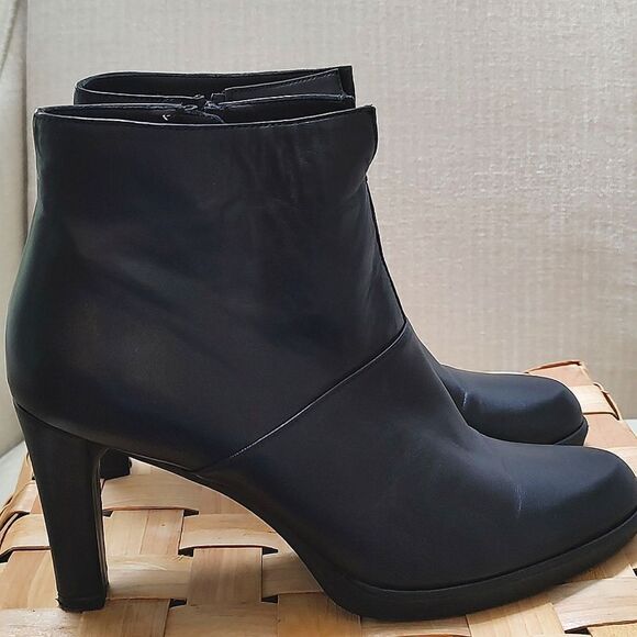 Stuart Weitzman Black Leather Heeled Ankle Boots - Picture 3 of 10